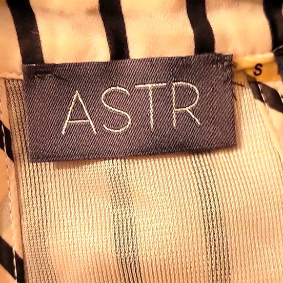 ASTR High Neck Striped Sleeveless  Blouse, Size: S - Picture 7 of 11